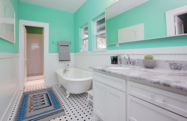 minzgrün-wandfarbe-badezimmer-weiße-bordüre-badewanne-waschbeckentisch-marmor