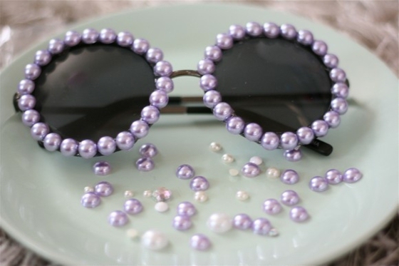 mit-Lila-Perlen-verzieren-den-Sonnebrillengestell