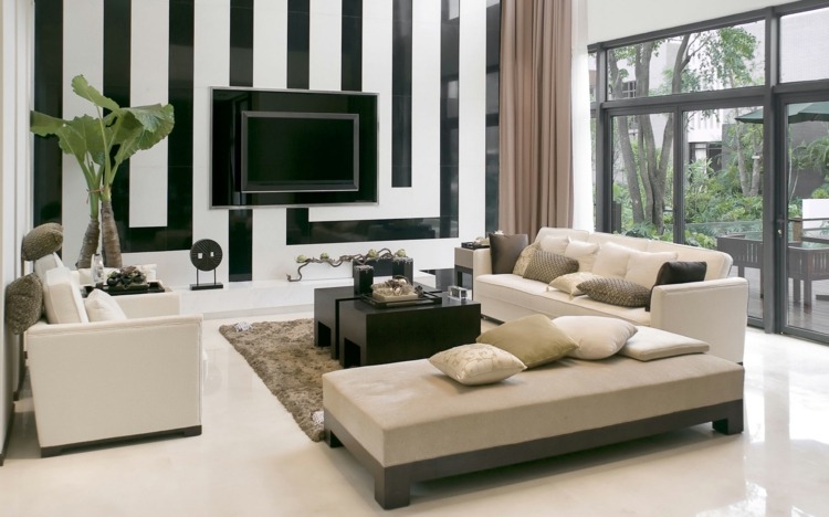modern wohnzimmer einrichten akzentwand muster schwarz weiss creme sofa