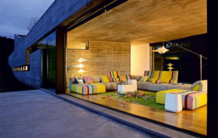 modern wohnzimmer einrichten bunte streifen couchgarnitur mikado