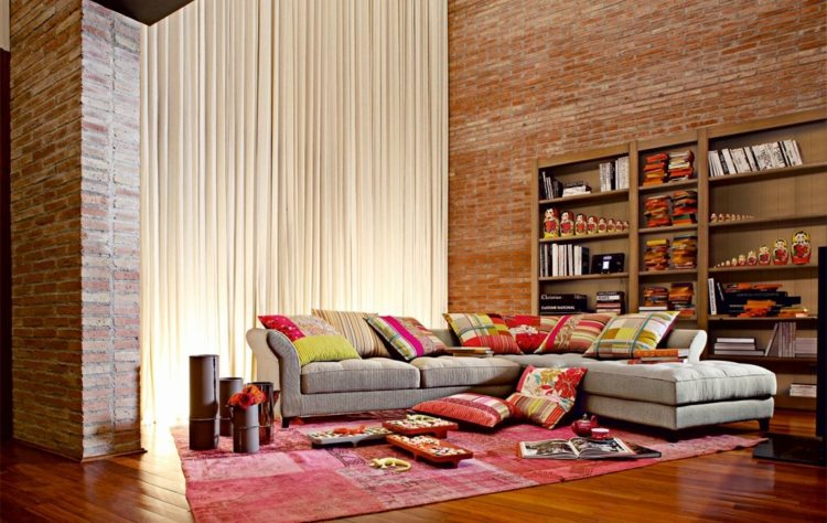 modern wohnzimmer einrichten hohes zimmer regal backstein rot parkett