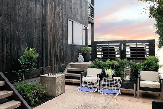 Terrasse gestalten Möbel Pflanzen kombinieren