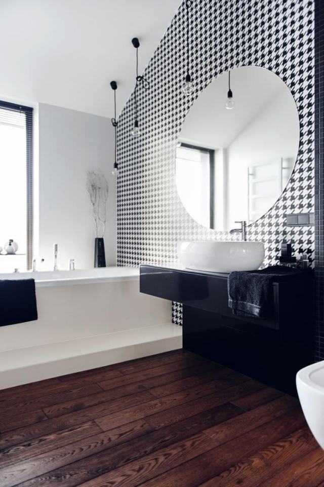 moderne-bad-einrichtung-dachschraege-schwarz-weiss-badewanne-runde-wandspiegel