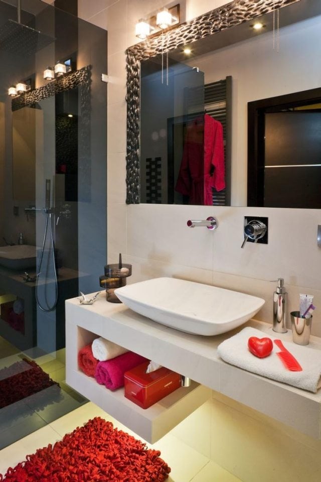 moderne badezimmer einrichtung-idee-schwarz-weiss-rot-indirekte-beleuchtung