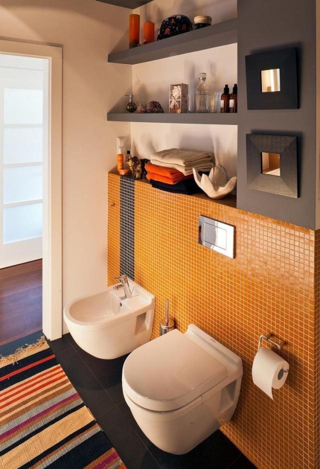 moderne badezimmer einrichtung-ideen-orange-mosaikfliesen-graue-regale