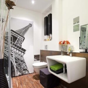 moderne-badezimmer-einrichtung-kleiner-raum-dusche-bodenfliesen-holzoptik-eiffelturm-poster-deko