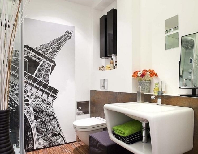 moderne-badezimmer-einrichtung-kleiner-raum-dusche-bodenfliesen-holzoptik-eiffelturm-poster-deko