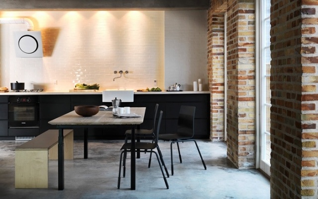 moderne-küche-industrial-chic-interieur-weiß-verflieste-wand