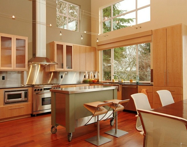 minimalistische Küche grüne Kochinsel Rollen