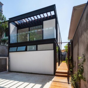 moderne-renovierung-haus-sao-paolo-garage-balkon-eingang