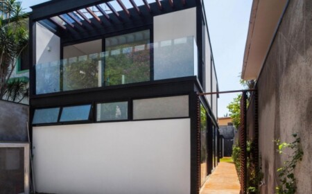 moderne-renovierung-haus-sao-paolo-garage-balkon-eingang