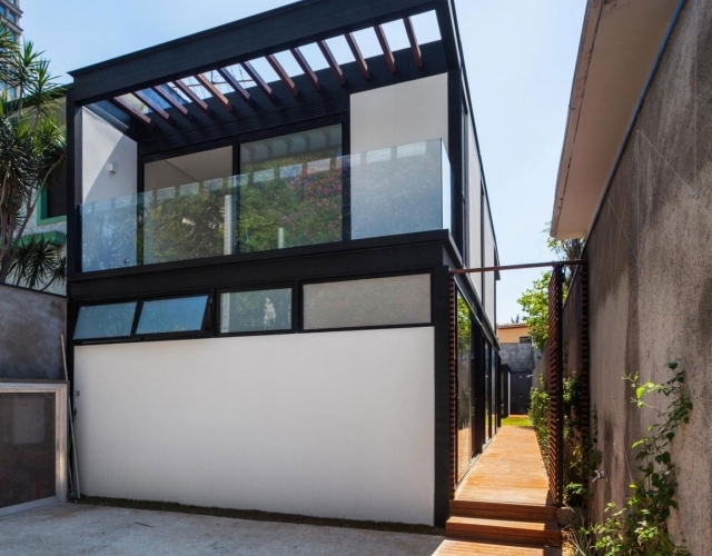 moderne-renovierung-haus-sao-paolo-garage-balkon-eingang