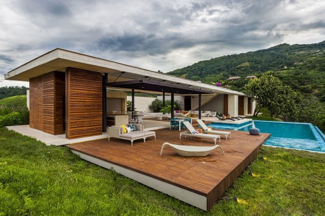 moderne-residenz-mit-schwimmbecken-erhöhte-Pool-Terrasse-Ideen-Holzboden