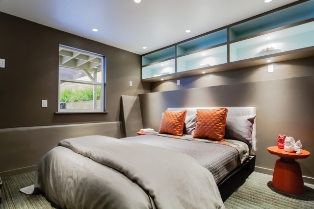 moderne-schlafzimmer-gestaltung-mit-farbe-grau-akzente-orange-kopfkissen