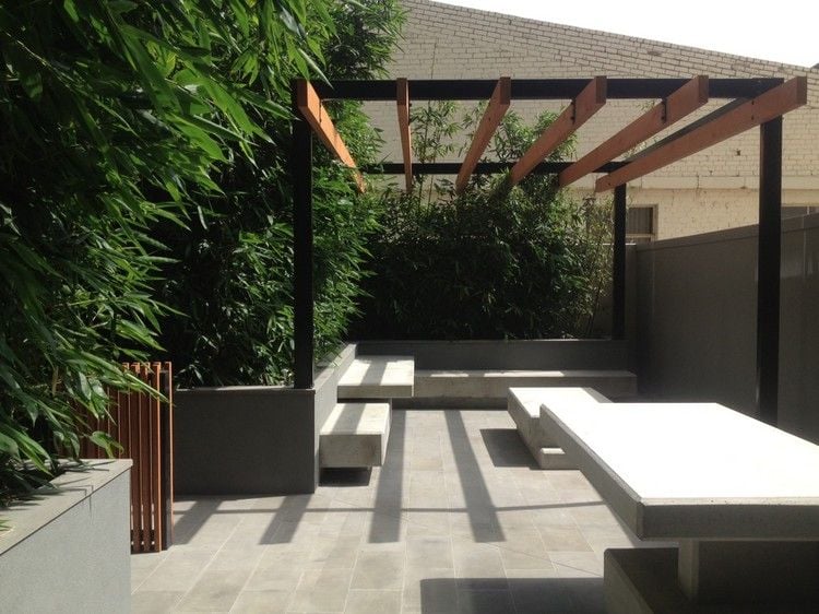 moderne-terrassen-ideen-beton-minimalistisch-pergola-bambuspflanzen
