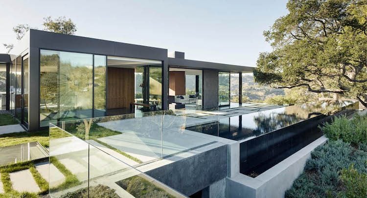 moderne-terrassen-ideen-infinitypool-beton-glasgeländer