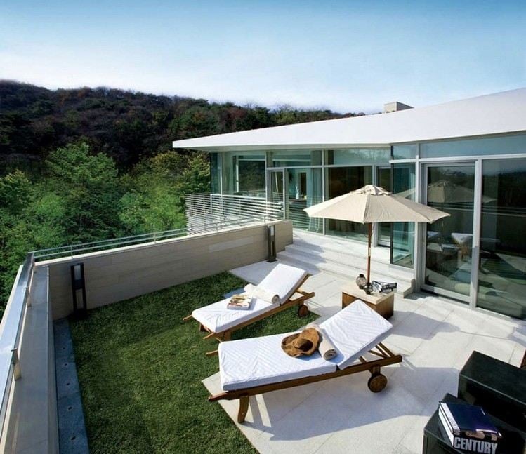 moderne-terrassen-ideen-kunstrasenteppich-holz-sonnenliegen