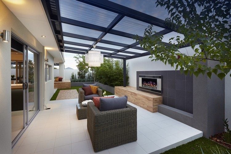 Moderne Terrassen Ideen rattan-sessel-weisse-bodenfliesen-kaminwand