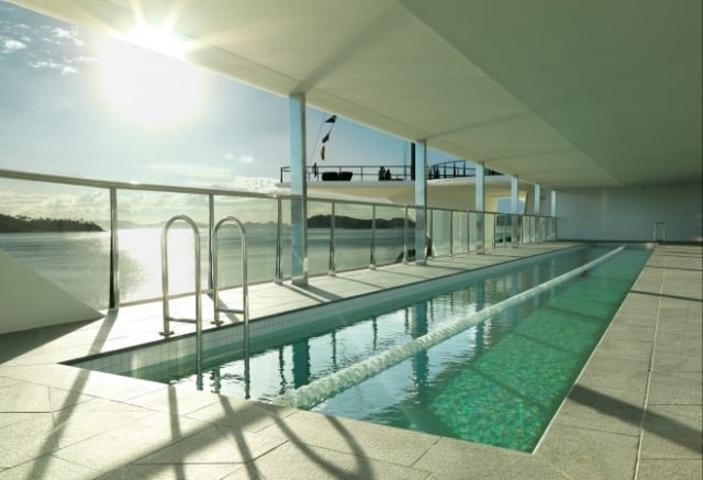 moderne-terrassengestaltung-naturstein-fliesen-boden-pool-rechteckig