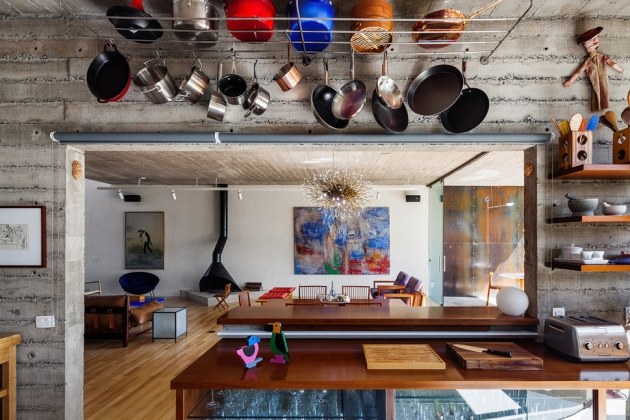 moderne-wohnung-loft-stil-wände-rau-beton-küchenbereich-sitzgruppe-farbakzente