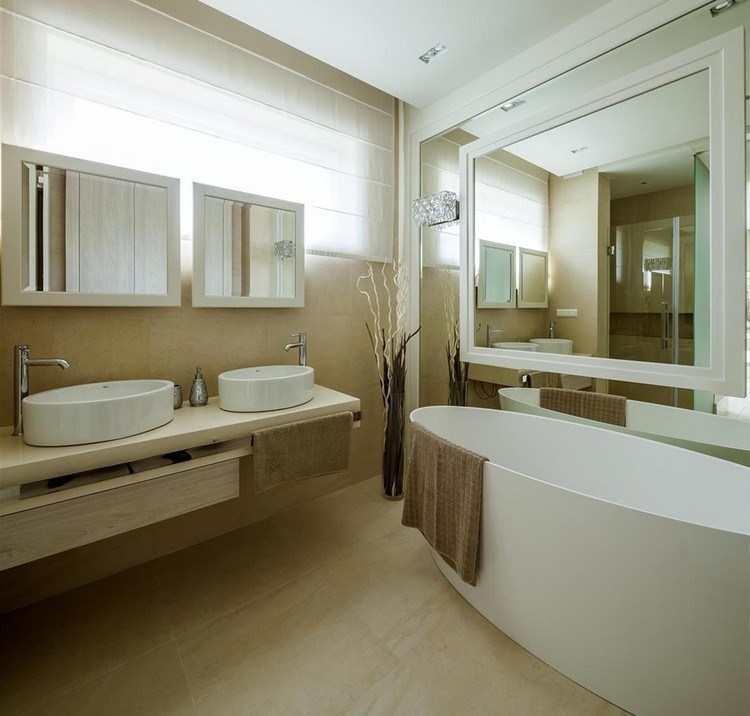 modernes-bad-beige-fliesen-badewanne-spiegelwand-doppel-waschtisch