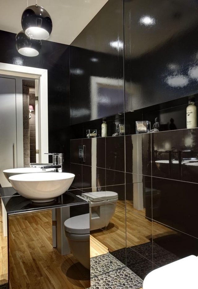 modernes-bad-hochglanz-fliesen-schwarz-spiegelwand-standwaschbecken