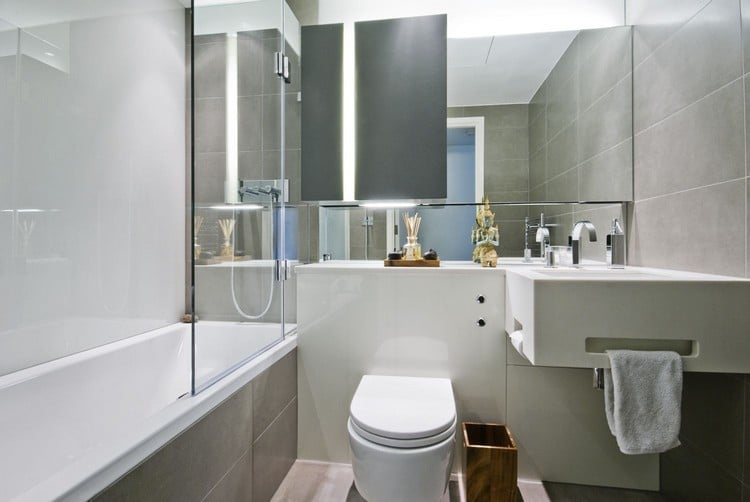 modernes-bad-klein-spiegelwand-badewanne-glaswand-schrank-led-beleuchtung