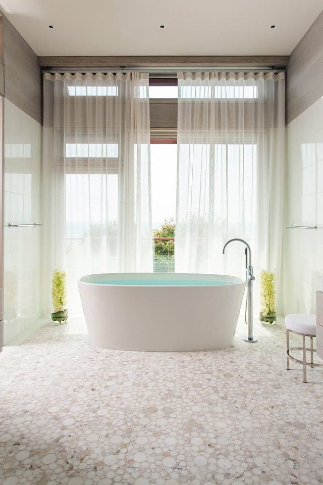modernes-badezimmer-bodenbelag-kleine-fliesen-oval-mosaik