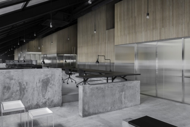modernes-bürogebäude-innenraumgestaltung-raue-betonwand