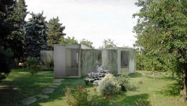 modernes-haus-mitten-im-wald-teilverglaste-fassade-reflektiert-das-grün-Chameleon-house