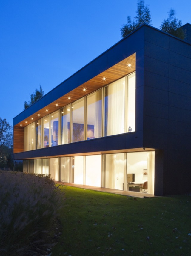 modernes-mehrfamilienhaus-zwei-geschosse-viel-glas-flachdach