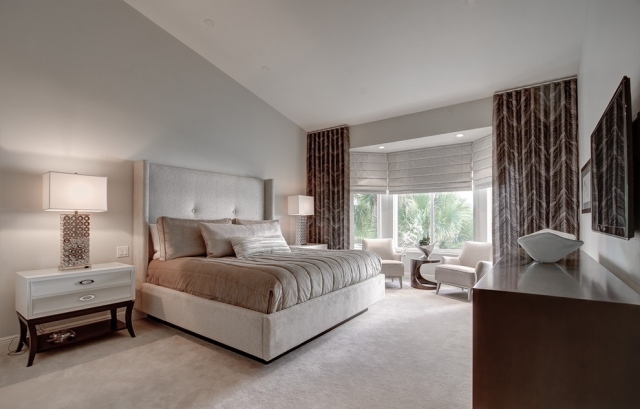 modernes-schlafzimmer-braune-gemusterte-vorhange-fensterrollos