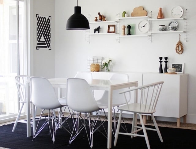modernes-speisezimmer-schlicht-weiß-skandinavisches-design-wandregale