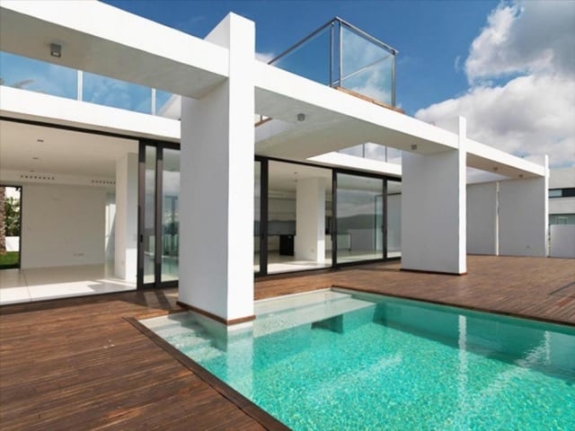 modernes-wohnhaus-aus-Glas-Beton-Außenpool-Terrasse-mit-Holz-verlegt