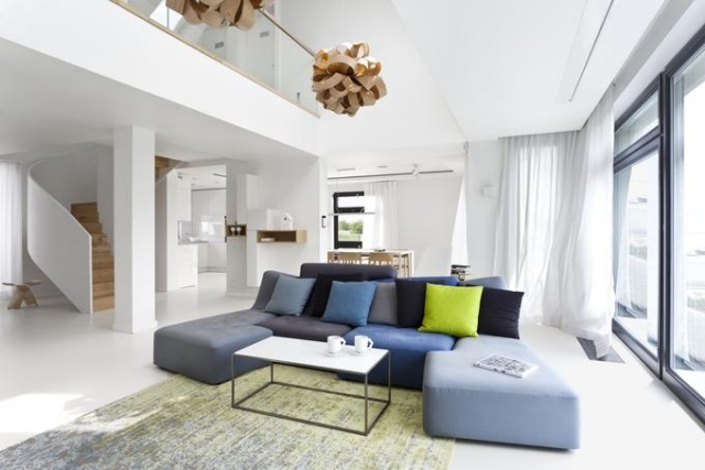 modernes-wohnzimmer-designer-moebel-ligne-roset-sofa-blau