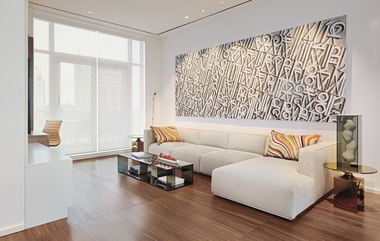 modernes-wohnzimmer-minimalistisch-xxl-sofa-led-decke-einbauleuchten-holz-bodenbelag-glas-couchtisch