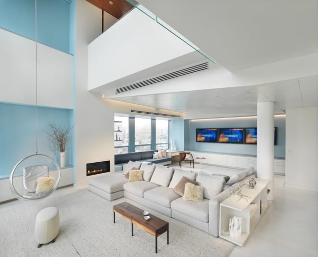 modernes-wohnzimmer-offene-raumgestaltung-blaue-wände-kühlender-effekt
