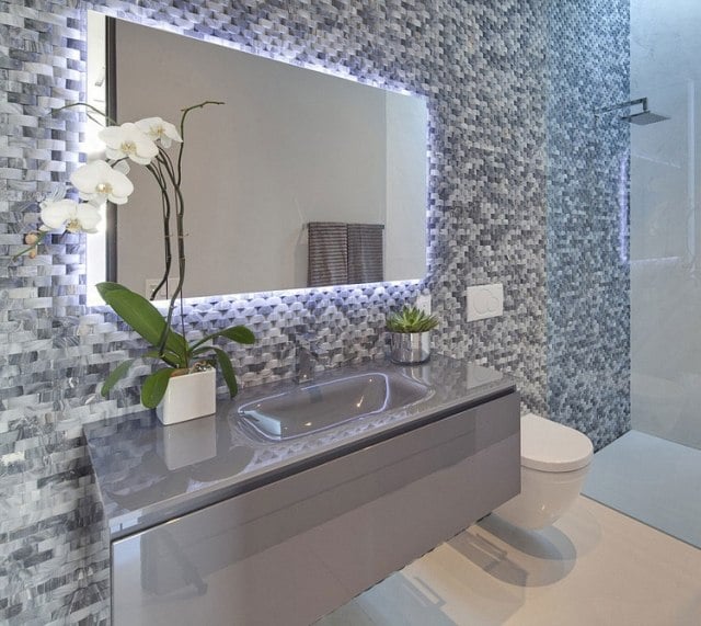 monochrome-mosaikfliesen-badezimmer-design-ideen-spiegel-rahmen-integriertes-licht