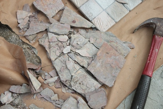 mosaik-formen-brechen-steine-diy-tisch