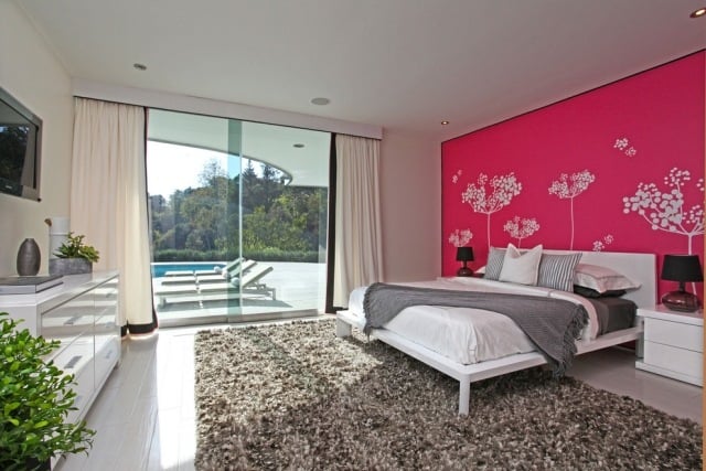 muster-wand-streichen-schlafzimmer-abstrakte-blumen-rosa-wandfarbe