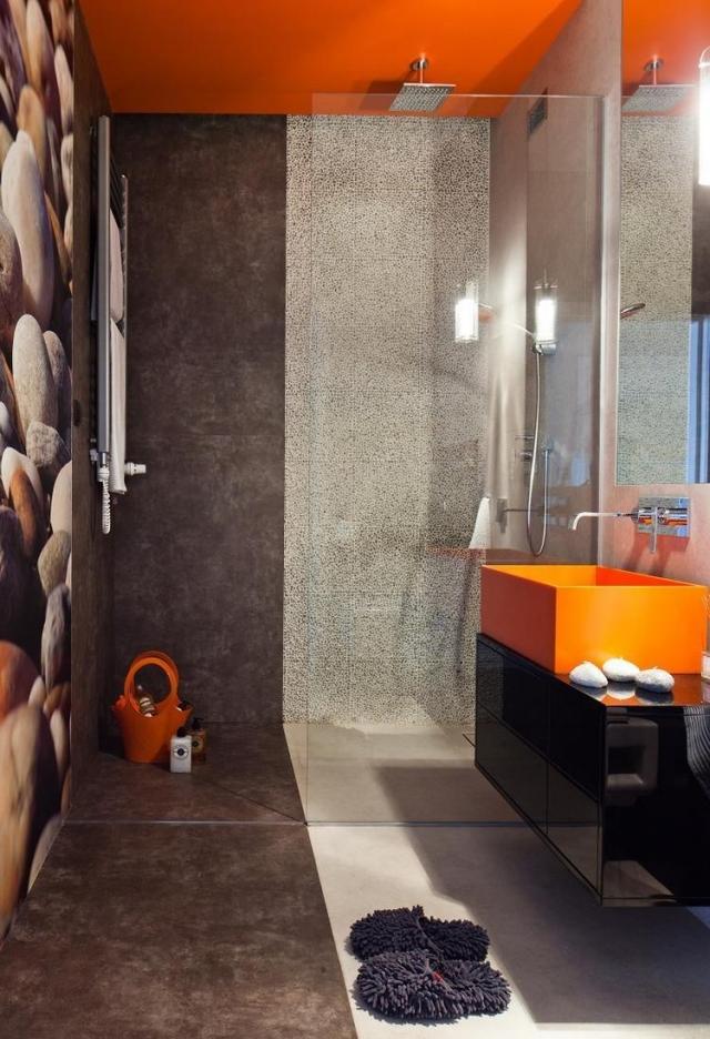 offene-walk-in-dusche-glaswand-ohne-tuer-orange-braun-farbduo