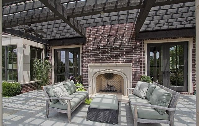 outdoor-wohnzimmer-cottage-stil-überdachte-terrasse-gemütliche-sitzmöbel
