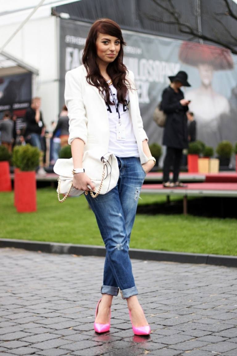 outfits mit weißem blazer street style jeans blau schuhe pink tasche