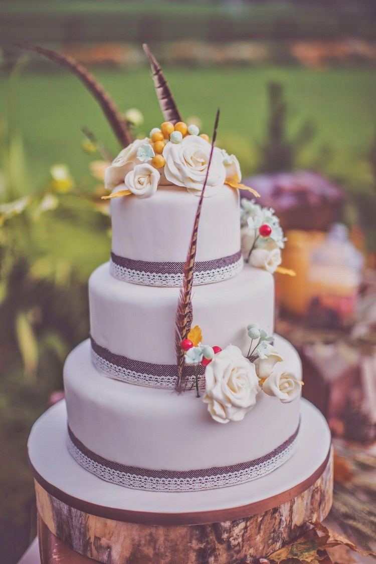 perfekte-Hochzeitstorte-vintage-stil-spitze-borduere-rosen-fondant