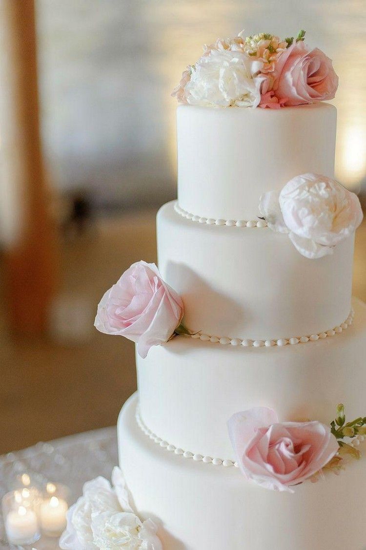 perfekte-Hochzeitstorte-weisse-glasur-perlen-vier-stufig-rosen
