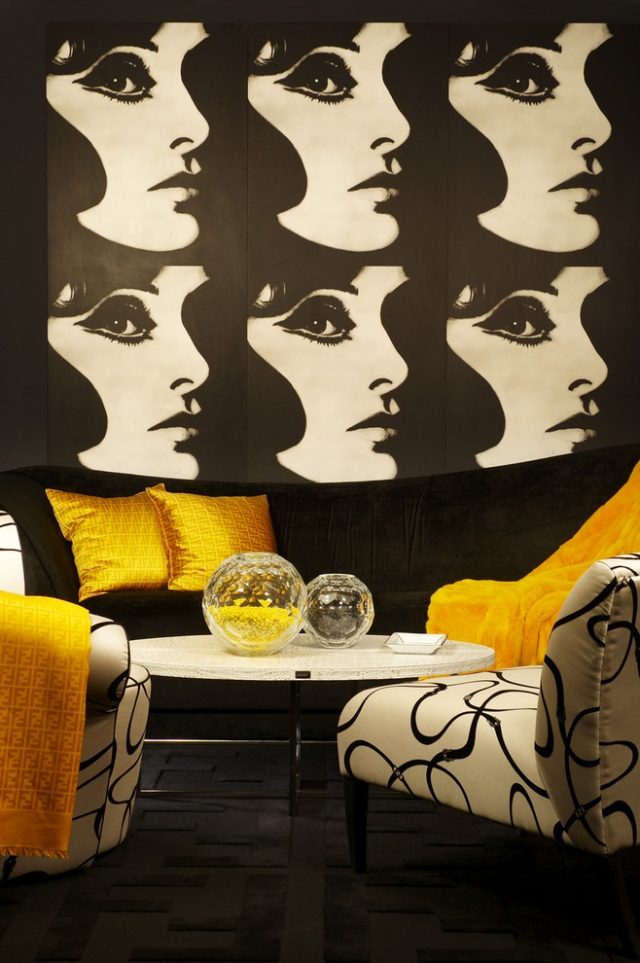 pop-art-wohnzimmer-wandekoration-couchkissen-in-gold-look-wieder-trendy