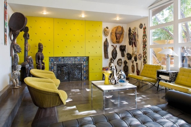 poppige-Wohnzimmer-Einrichtung-gelbe-wände-leuchtend-Sessel-Polsterbezug