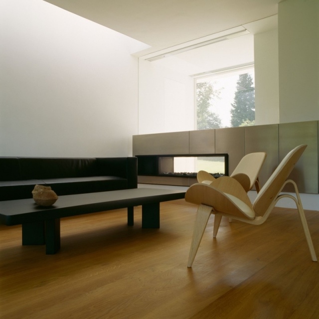 puristische-wohnzimmer-einrichtung-stuhl-design-mid-century-chic-kamin