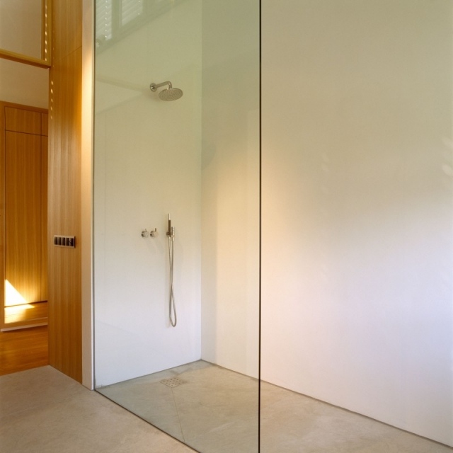 puristisches-badezimmer-begehbare-dusche-glas-trennwand