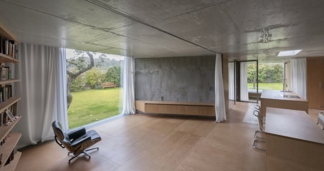 raue-betonplatten-decke-flachdach-haus-holz-bodenplatten-offene-raumgestaltung